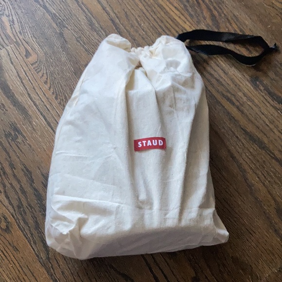 STAUD ‘vitti’ velvet bucket bag in navy blue - Picture 16 of 16